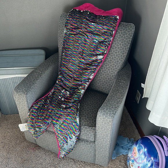 Cynthia Rowley Multi-Color Sequin Mermaid Tail Blanket - Picture 5 of 13